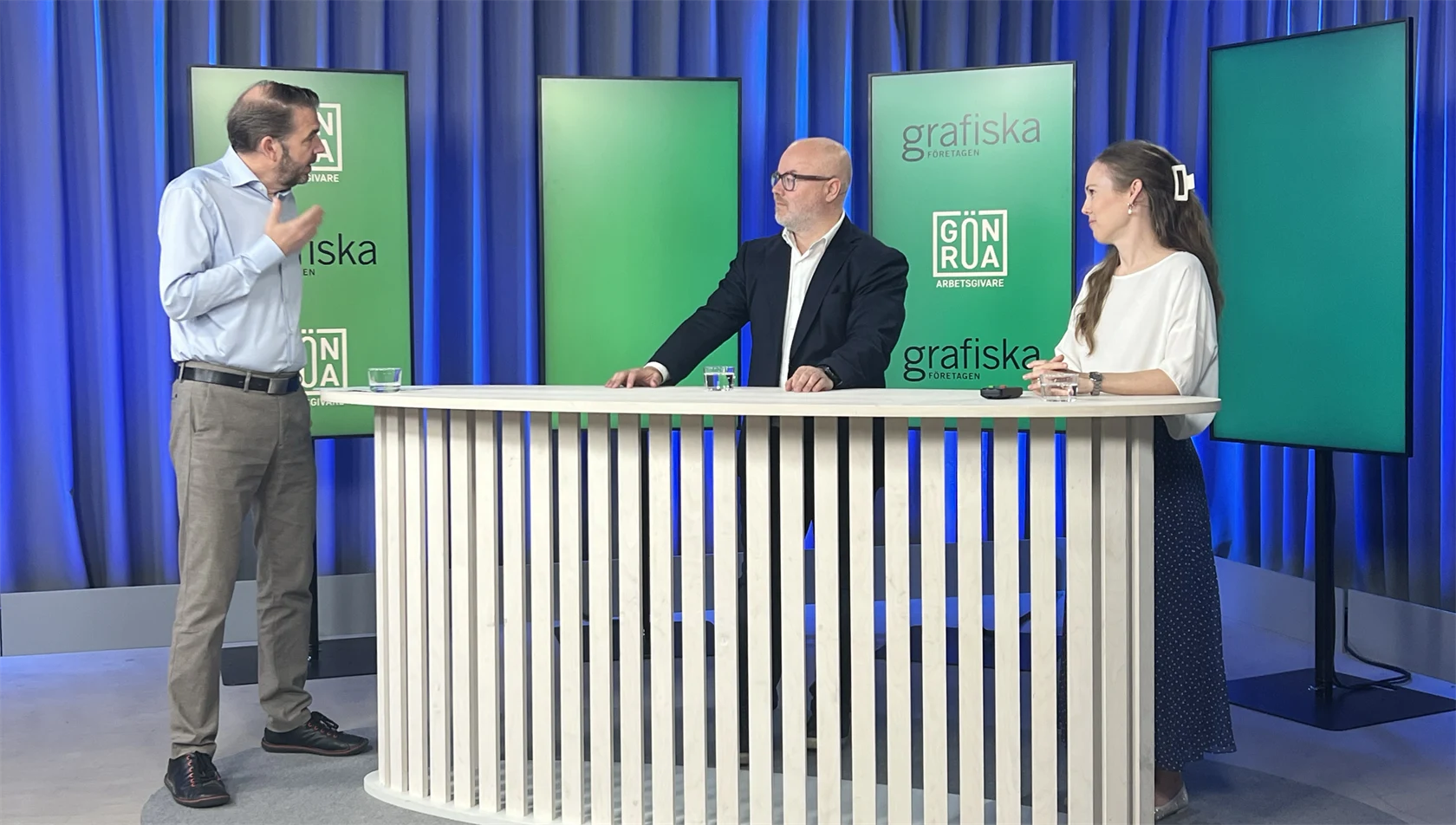 Moderator Johan Grauers, kommunikationschef Grafiska Företagen och Gröna arbetsgivare, Sven-Olov Daunfeldt, chefsekonom Svenskt Näringsliv, och Susanne Spector, chef makroekonomisk analys Nordea.